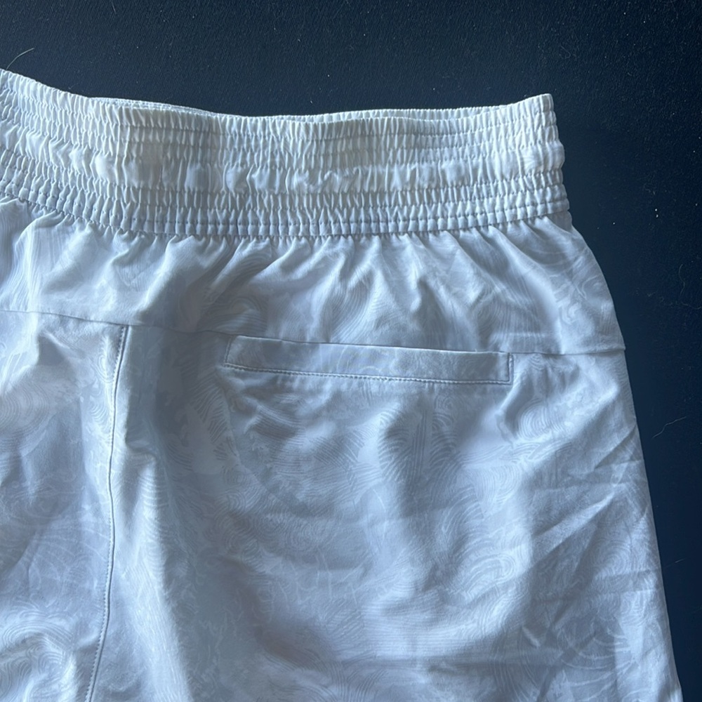Lululemon Light Grey Pattern Shorts - image 7